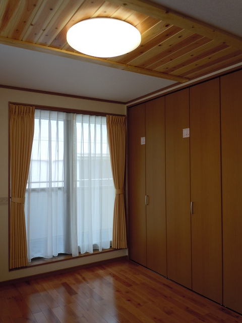 ２階洋室　〜照明廻りに木を張っています。これだけでも雰囲気が変わります〜 写真
