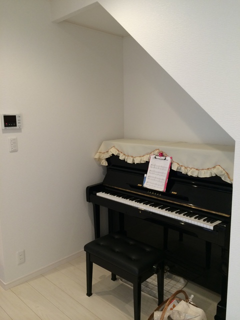 ピアノを階段下に設置。床は大引の数を増やし荷重に耐えれるようにしてます。 写真