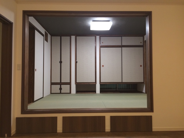 リビング横に１段上げた和室があります。 写真