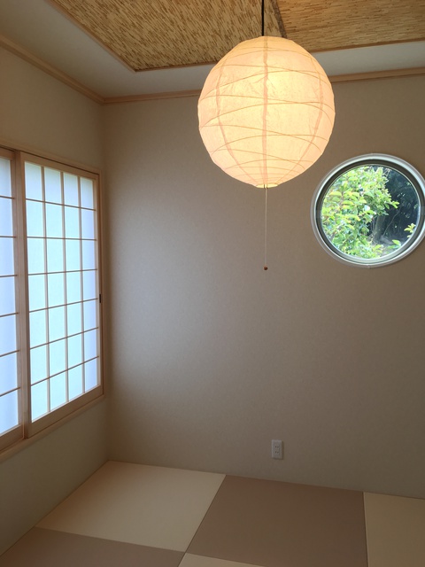 和室です。天井にはアクセントでヨシヅを張っています。 写真