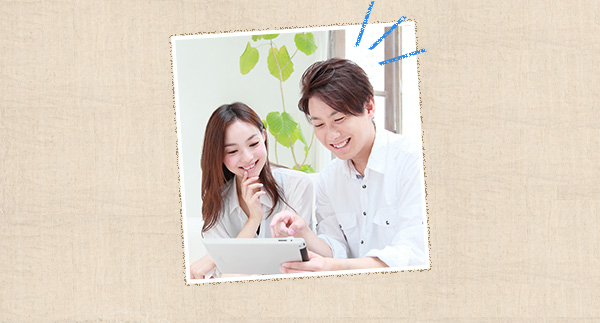 迅速対応に喜ぶ夫婦 写真