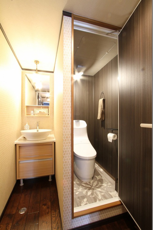 トイレと手洗いです。トイレはＬＩＸＩＬさんのプレアス、手洗いはアサヒ衛陶さんのオーラＷ６００を使用しています。 写真