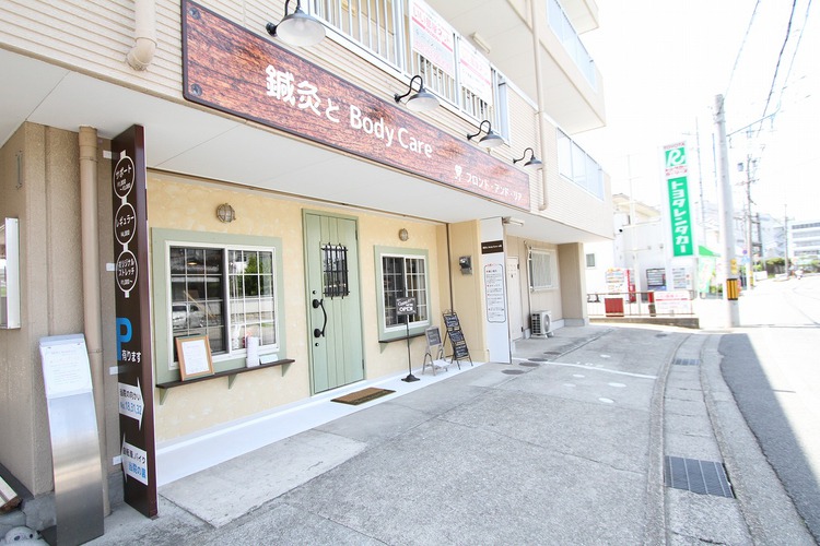 外壁は塗り壁で、温かみのある色合いにしました 写真